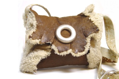 Lammfell Tasche aus Curly Lamm in wollweiss mit Lederseite in antik braun