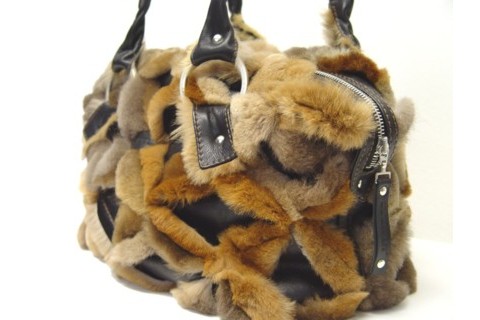 Pelztasche aus geschorenem Opossumfell mit nappierter Lederseite